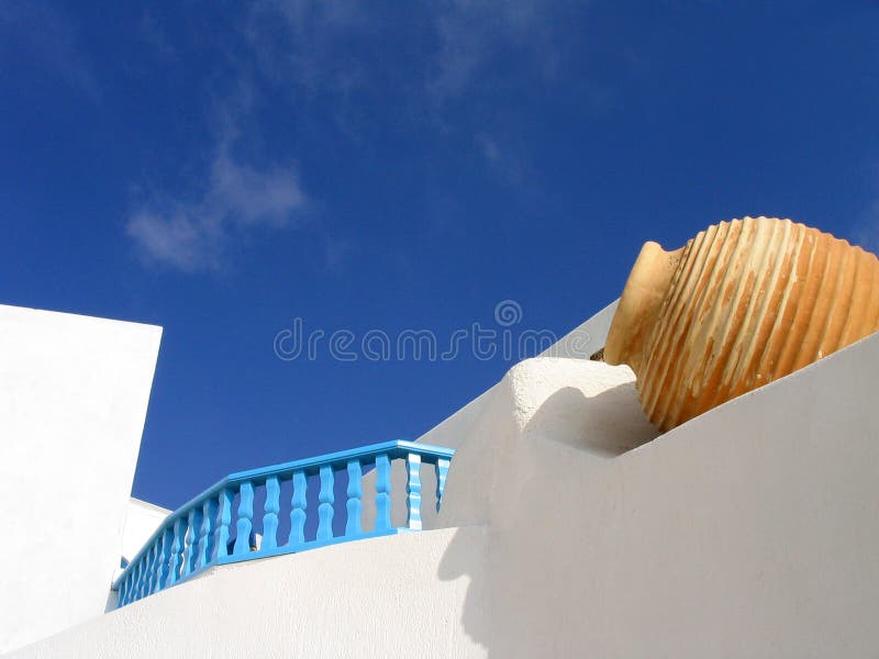 Vaso set imbiancati, a parete, a Santorini, in Grecia.