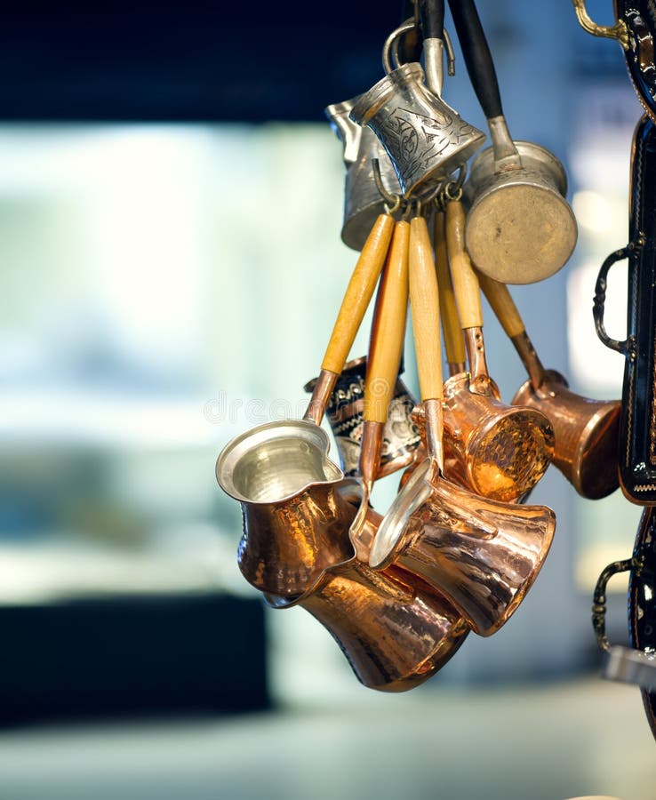 Vase tradiționale de cafea din cupru împușcate în Marele Bazar din Istanbul stock photography