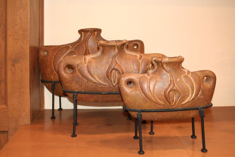 Vase D'argile Brut Fait Main Objet Processus De Poterie Photo stock