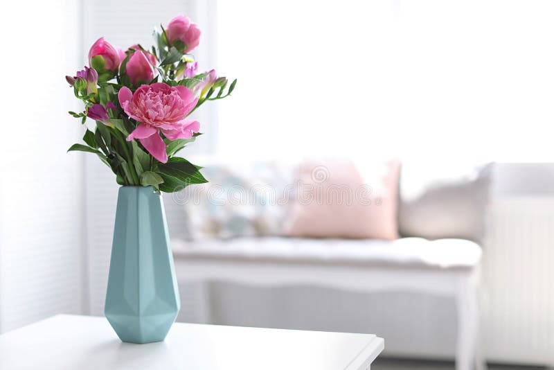 Vasen med den härliga pionen blommar på tabellen arkivfoto Vasen med den härliga pionen blommar på tabellen arkivfoto