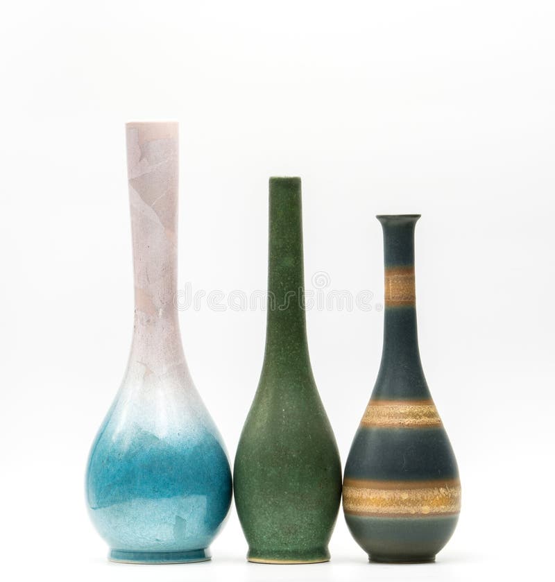 Vases modernes à poterie avec de beaux modèles d'isolement photos stock Vases modernes à poterie avec de beaux modèles d'isolement photos stock