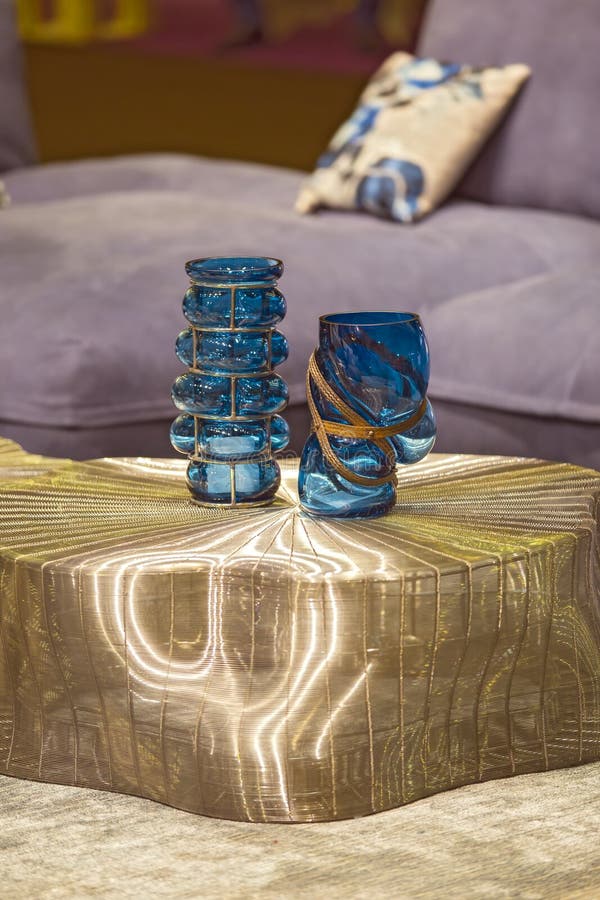 Vasi di vetro alla moda blu sulla tavola moderna dell'oro Art deco interno alla moda fotografia stock libera da diritti Vasi di vetro alla moda blu sulla tavola moderna dell'oro Art deco interno alla moda fotografia stock libera da diritti
