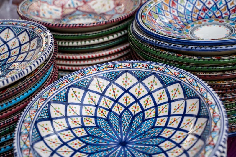 Colorati souvenir piatti in ceramica realizzati in ceramica in un mercato  in stallo a Cours Saleya