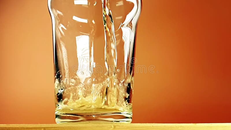 Vaso de cerveza fresca con gotas en caliente