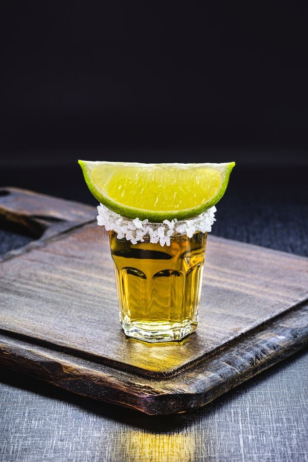 Mal humor carbón claridad Vaso De Tequila Fondo Negro Bebida Típica Mexicana Foto de archivo - Imagen  de barra, tiradores: 217911828
