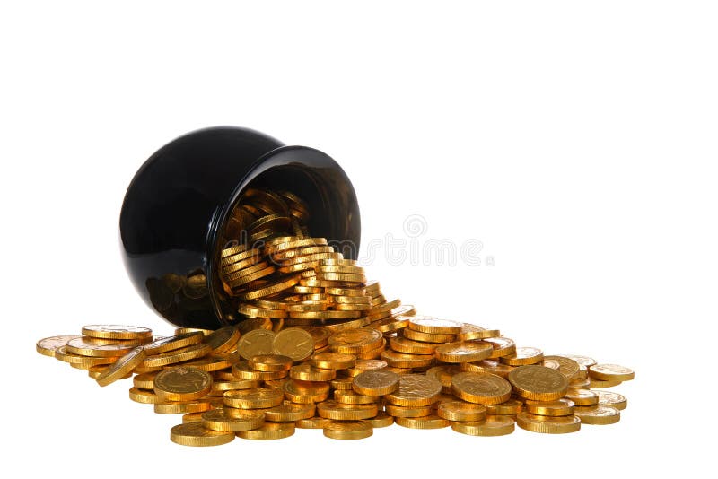 Vaso delle monete di oro che traboccano sul fondo bianco isolato fotografia stock libera da diritti Vaso delle monete di oro che traboccano sul fondo bianco isolato fotografia stock libera da diritti