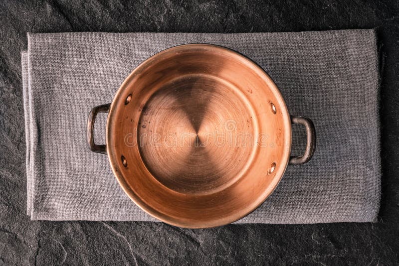 Vaso di rame sulla vista di pietra scura del piano d'appoggio immagine stock libera da diritti Vaso di rame sulla vista di pietra scura del piano d'appoggio immagine stock libera da diritti