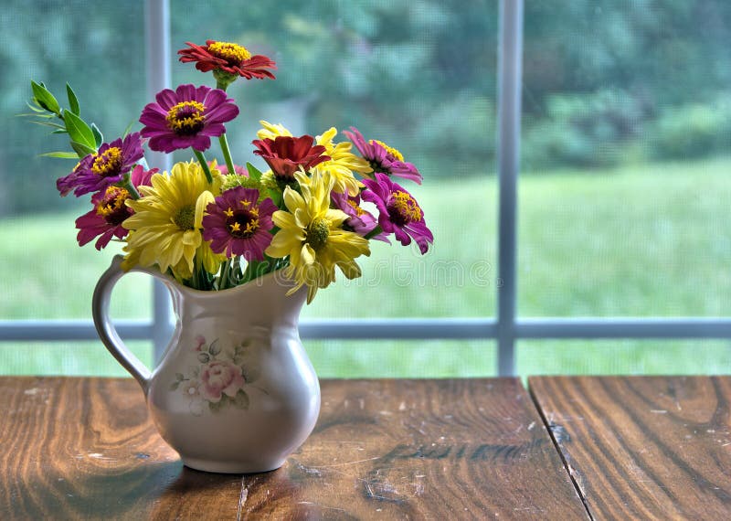 Vaso di recente dei fiori da taglio fotografie stock libere da diritti