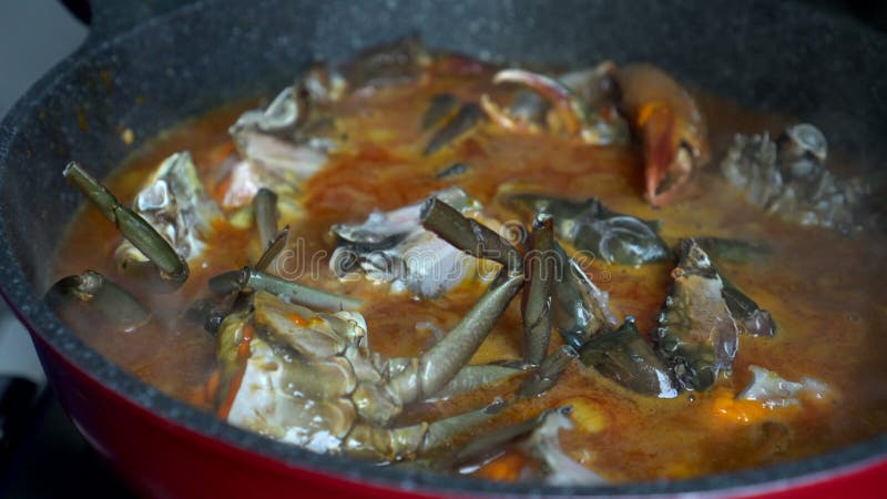 Vaso pieno di granchio di mare fresco con chef a base di uova che cucina chili granchio cibo famoso piatto di singapore