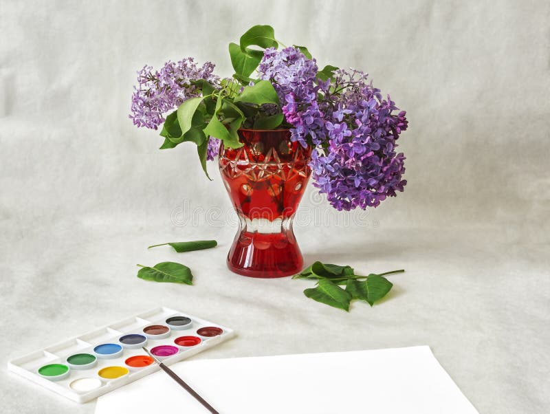 Vaso rosso con i fiori e gli acquerelli lilla immagini stock libere da diritti Vaso rosso con i fiori e gli acquerelli lilla immagini stock libere da diritti