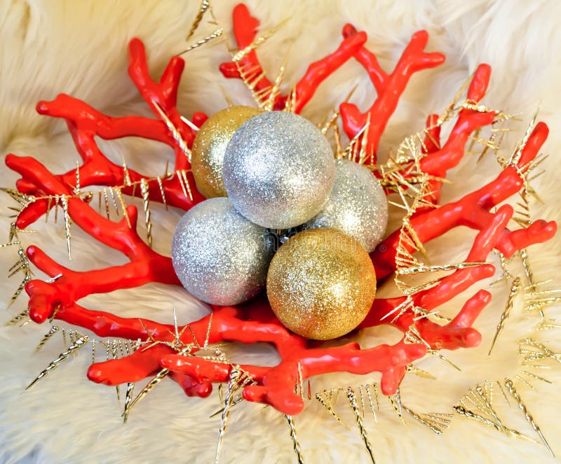 Vaso vermelho com as bolas douradas e de prata do Natal (ano novo) e festão com sincelo dourado no fundo da pele dos carneiros fotografia de stock royalty free Vaso vermelho com as bolas douradas e de prata do Natal (ano novo) e festão com sincelo dourado no fundo da pele dos carneiros fotografia de stock royalty free
