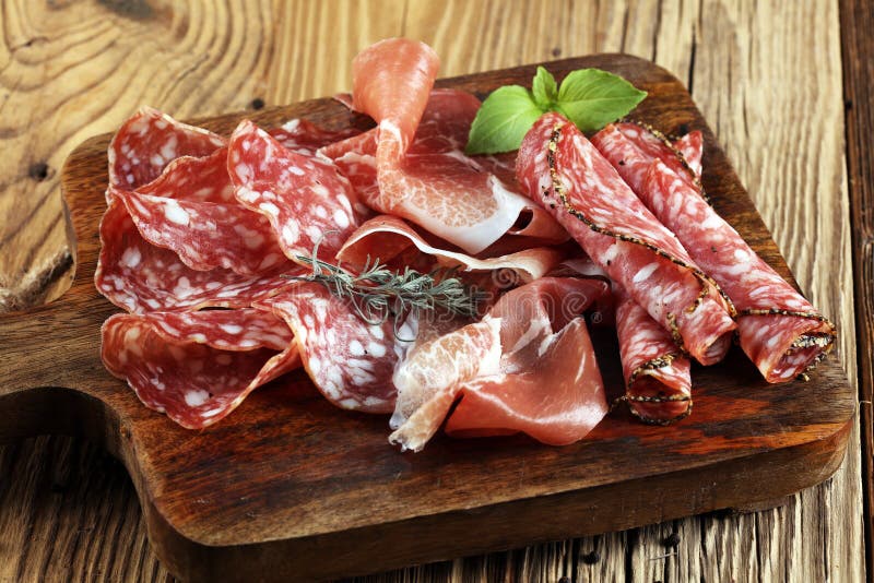 Vassoio dell'alimento con salame delizioso, prosciutto crudo e crudo o ja italiano fotografia stock libera da diritti Vassoio dell'alimento con salame delizioso, prosciutto crudo e crudo o ja italiano fotografia stock libera da diritti