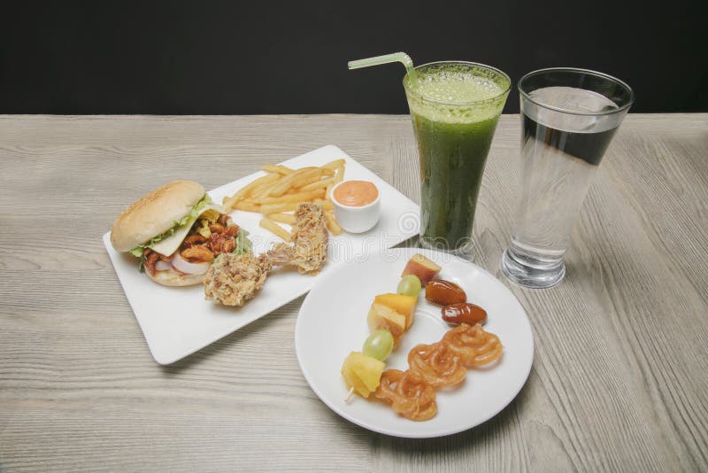 Vassoio dell'alimento di Iftar per il mese del Ramadan immagini stock libere da diritti Vassoio dell'alimento di Iftar per il mese del Ramadan immagini stock libere da diritti