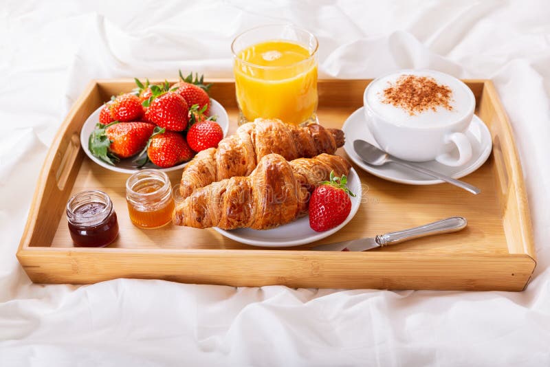 Vassoio Della Prima Colazione a Letto Immagine Stock - Immagine di