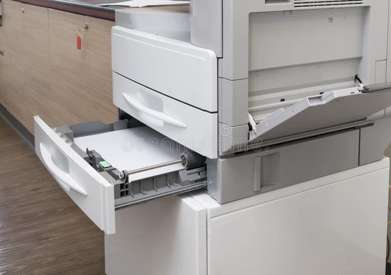 Vassoio di carico della fotocopiatrice all'ufficio con controllo di pieno accesso per la carta chiave fotografia stock libera da diritti Vassoio di carico della fotocopiatrice all'ufficio con controllo di pieno accesso per la carta chiave fotografia stock libera da diritti