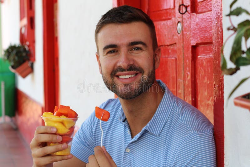 Vassoio mangiatore di uomini contentissimo della frutta di a fotografia stock libera da diritti Vassoio mangiatore di uomini contentissimo della frutta di a fotografia stock libera da diritti