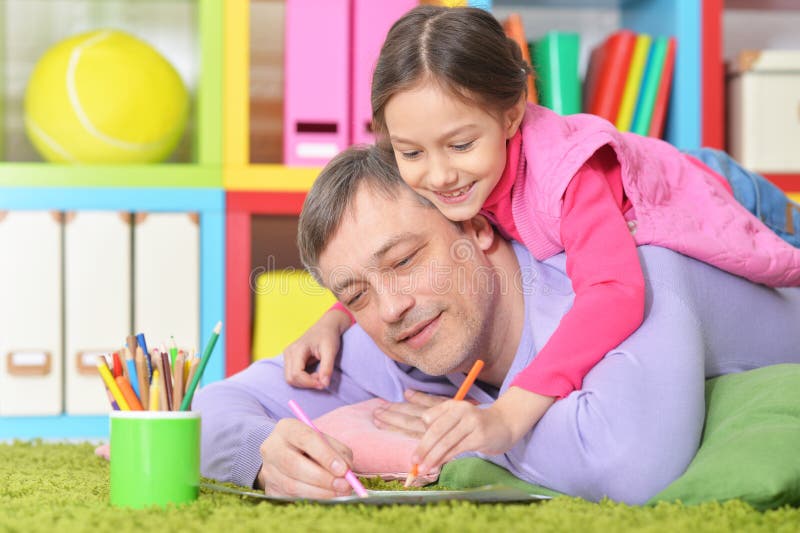 Vater-And Daughter Drawing-Bilder lizenzfreie stockbilder Vater-And Daughter Drawing-Bilder lizenzfreie stockbilder