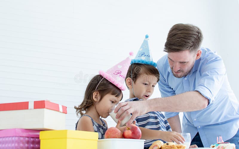 Vater, der den Geburtstag feiert seine Kinder stockbilder
