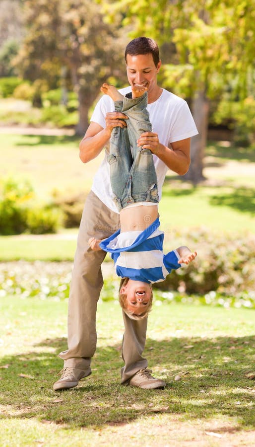 Vater, der mit seinem Sohn im Park spielt stockfoto Vater, der mit seinem Sohn im Park spielt stockfoto