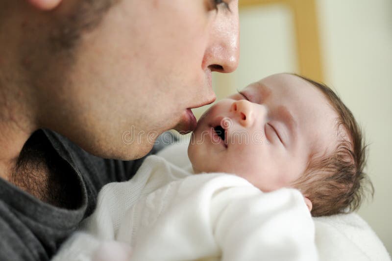 Vater, der sein neugeborenes Baby küsst stockfotos Vater, der sein neugeborenes Baby küsst stockfotos