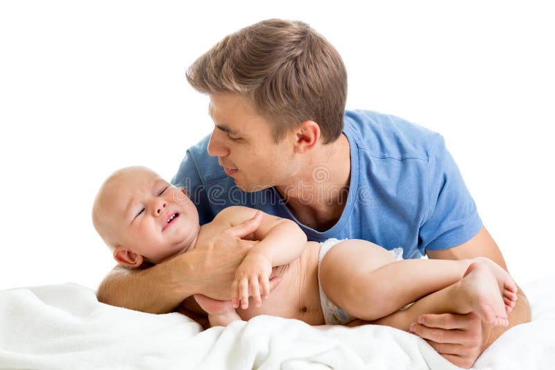Vater, der versucht, sein schreiendes Baby zu trösten stockfoto Vater, der versucht, sein schreiendes Baby zu trösten stockfoto