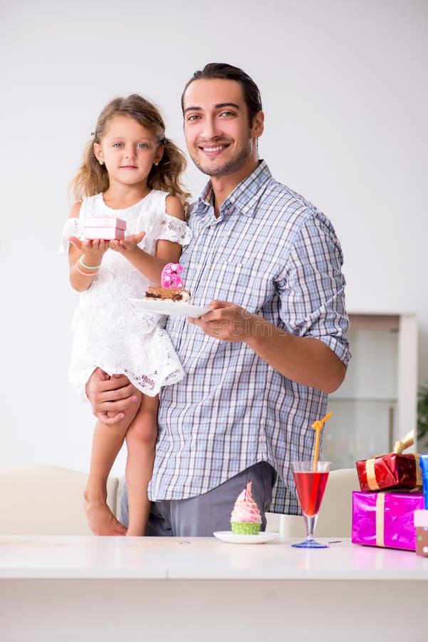 Vater feiert Geburtstag mit seiner Tochter lizenzfreie stockfotos