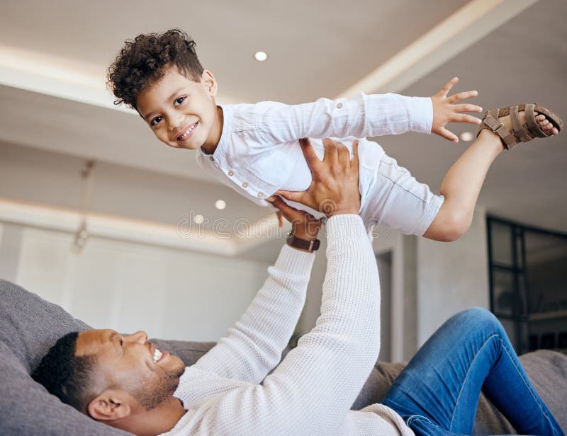 Vater Kind und Flugzeug spielen auf Sofa Spaß und Bindung in Kindheit Liebe und Lächeln für Freiheit. glücklicher Vater und Sohn lizenzfreie stockfotografie