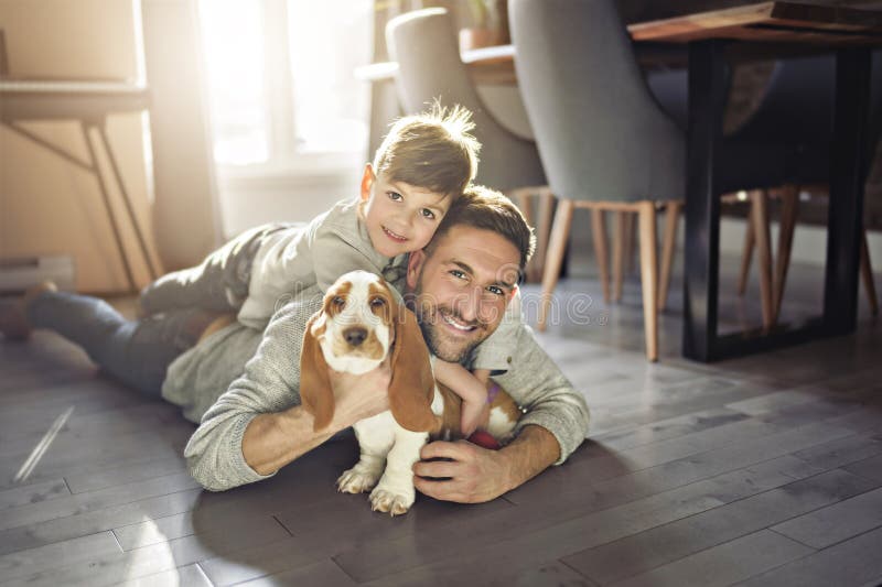 Vater oder Pate amüsieren sich zu Hause auf der Wohnfläche lizenzfreies stockfoto
