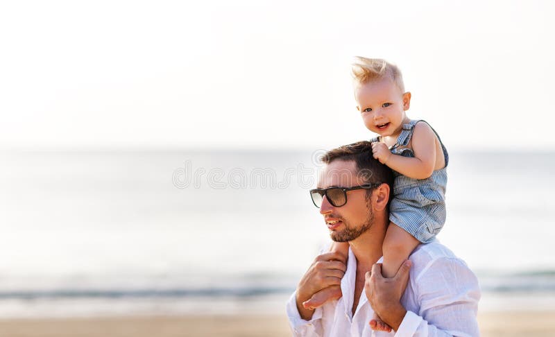 Vater `s Tag Vati- und Babysohn, der zusammen draußen auf einer SU spielt stockfoto Vater `s Tag Vati- und Babysohn, der zusammen draußen auf einer SU spielt stockfoto