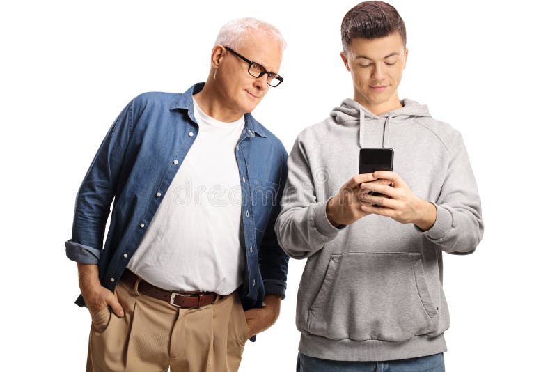 Vater spioniert auf seinem Sohn, während er eine Nachricht auf einem Smartphone tippt lizenzfreies stockbild