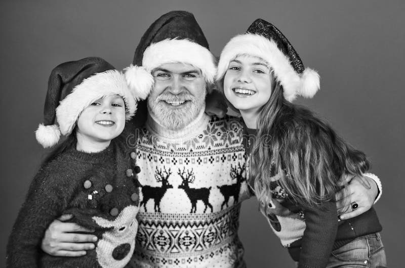 Vater und Kinder amüsieren sich. Vater und kleine Töchter feiern gemeinsam neues Jahr. Weihnachten wird mit stockfotografie