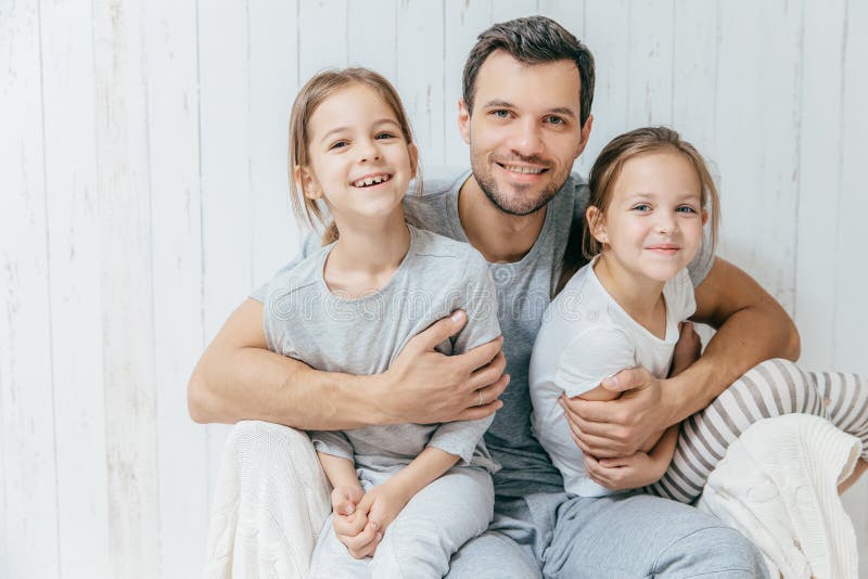 Vater und Kinder Vaterschaftskonzept Hübsches unrasiertes affectiona stockbild