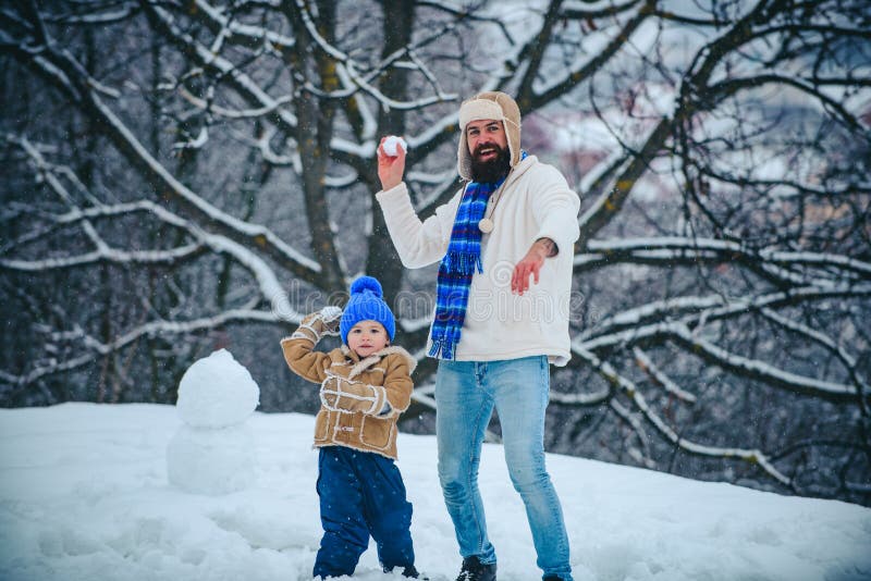 Vater und sein Sohn, die drau?en spielen Netter kleines Kinderjunge und glücklicher Vater auf dem schneebedeckten Feld im Freien stockbild Vater und sein Sohn, die drau?en spielen Netter kleines Kinderjunge und glücklicher Vater auf dem schneebedeckten Feld im Freien stockbild