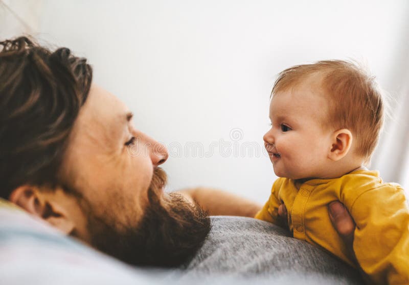 Vater und sein Unterhaltungszusammen spielen der Babytochter stockbild Vater und sein Unterhaltungszusammen spielen der Babytochter stockbild