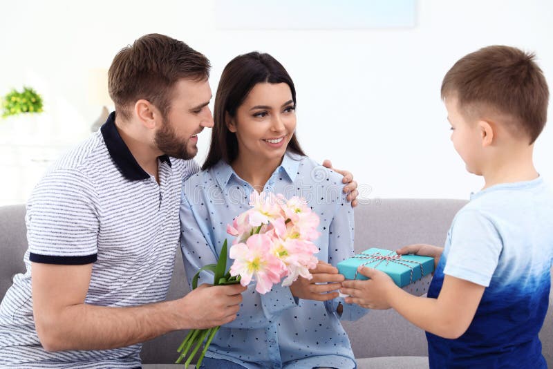Vater und Sohn, die Mutter beglückwünschen Glücklicher Mutter`s Tag stockfotos