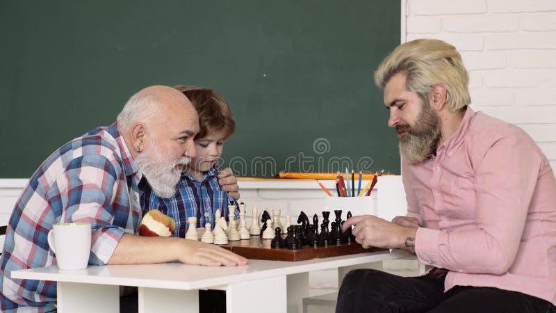 Vater und Sohn, die zu Hause Schach spielen mit Großvater Kinderfrühe Entwicklung Netter starker kleiner Junge sitzt, der an stock footage