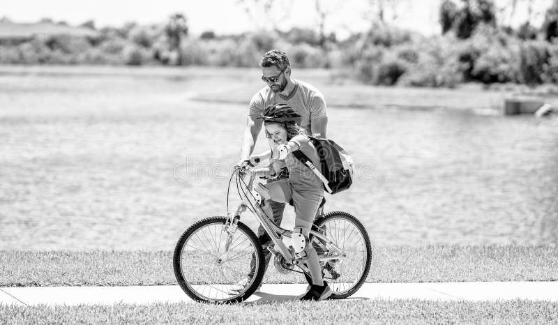 Vater und Sohn genießen gemeinsam Fahrradfahren. Radduo. aktives Sohn- und Vater-Duo Radfahren durch landschaftliche stockfoto