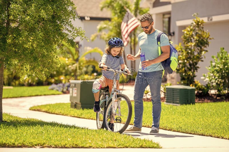 Vater und Sohn genießen gemeinsam Fahrradfahren. Fahrradfahren von Sohn und Vater. Entdeckung neuer Wege stockfotos