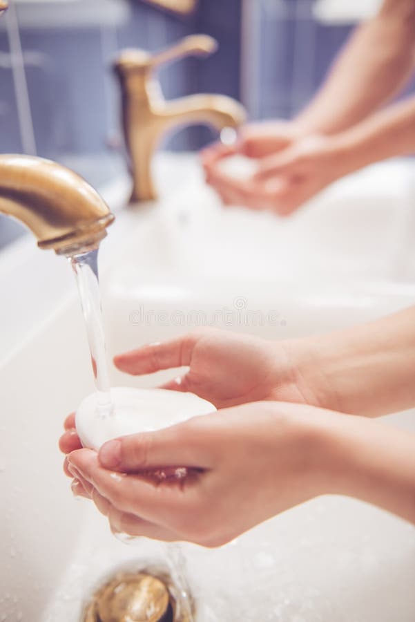 Vater und Sohn im Badezimmer lizenzfreie stockfotos Vater und Sohn im Badezimmer lizenzfreie stockfotos
