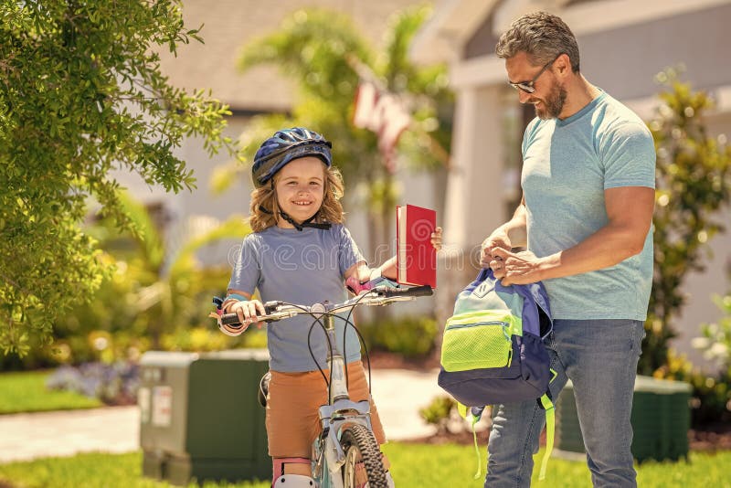 Vater- und Sohn-Promenade. besonderer Massemoment. Vater und Sohn in Vaterschaft. Vaterschaft von Vater und Sohn beim Radfahren stockbild