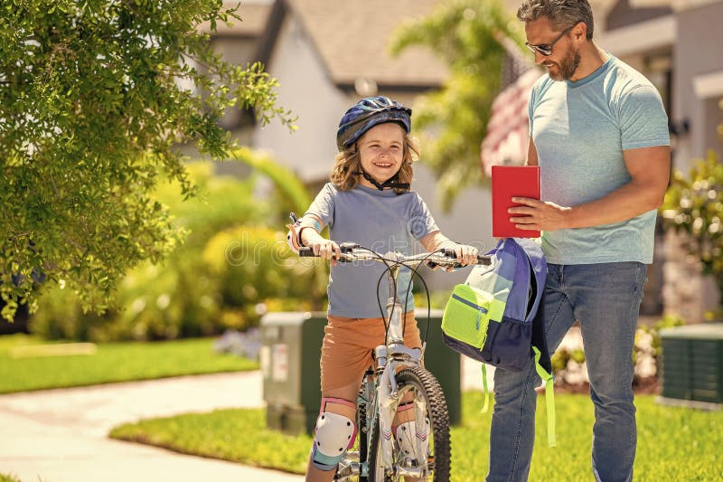 Vater- und Sohn-Promenade. Vater und Sohn in Vaterschaft. Vaterschaft von Vater und Sohn beim Fahrradfahren im Park. Vater und Soh stockbilder