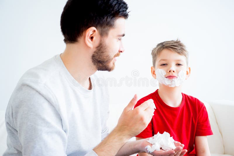 Vater-und Sohn-Rasieren lizenzfreies stockbild Vater-und Sohn-Rasieren lizenzfreies stockbild