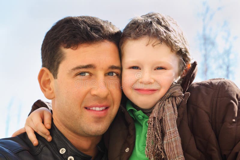 Vater und Sohn umarmen im Freien stockfotografie Vater und Sohn umarmen im Freien stockfotografie