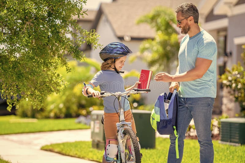 Vater und Sohn in Vaterschaft. Vaterschaft von Vater und Sohn beim Radfahren in sonnenbeleuchtetem Park. Vater und Sohn navigieren lizenzfreies stockbild