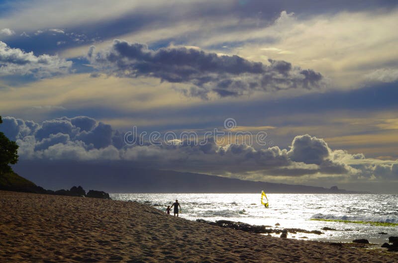 Vater und Tochter auf dem Strand in Maui, Hawaii lizenzfreie stockbilder Vater und Tochter auf dem Strand in Maui, Hawaii lizenzfreie stockbilder