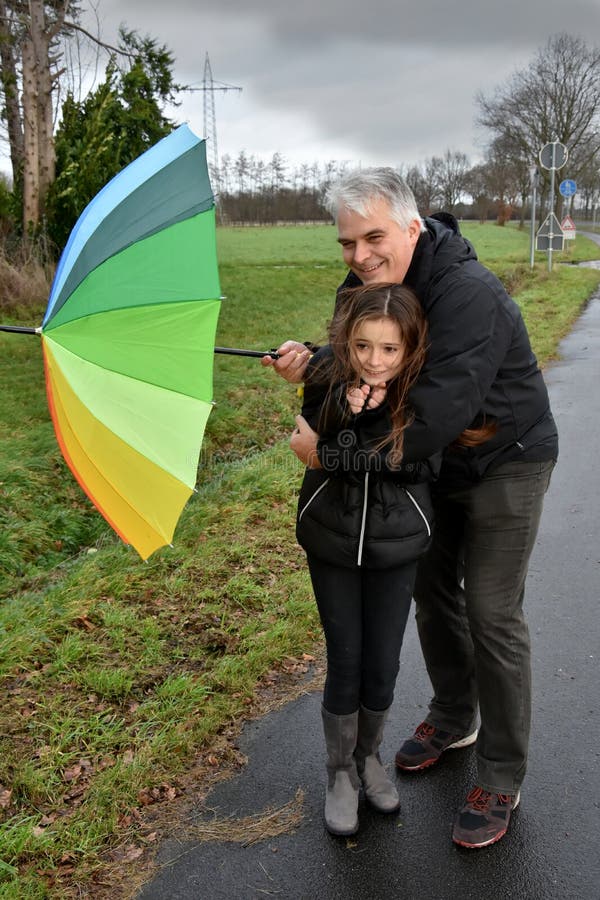 Vater und Tochter im stürmischen Wetter stockbild Vater und Tochter im stürmischen Wetter stockbild