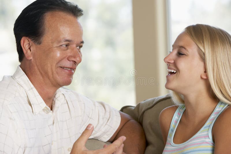 Vater und Tochter zusammen zu Hause lizenzfreie stockfotos Vater und Tochter zusammen zu Hause lizenzfreie stockfotos