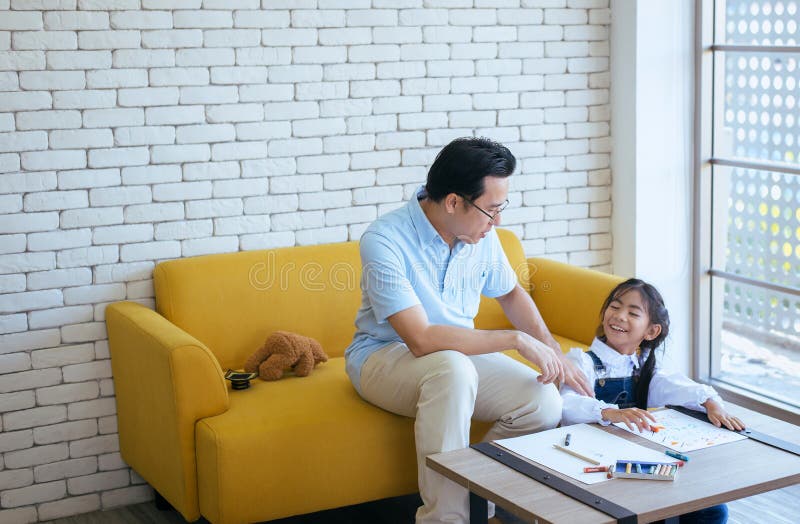 Vater unterrichten Kind des jungen Mädchens, Hausarbeit, glücklich und Spaß, Familienliebe zusammen zu tun lizenzfreie stockbilder Vater unterrichten Kind des jungen Mädchens, Hausarbeit, glücklich und Spaß, Familienliebe zusammen zu tun lizenzfreie stockbilder