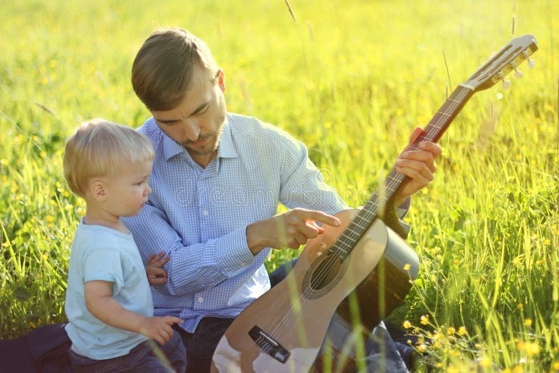 Vater Unterrichtet Seinen Sohn, Gitarre Zu Spielen Der Zeit Vati Und