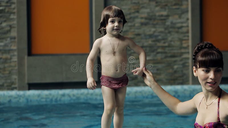 Vater unterrichtet Sohn, im Pool zu schwimmen